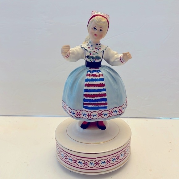 Schmid Musical Swedish Girl Figurine Girls of the World - Picture 1 of 10